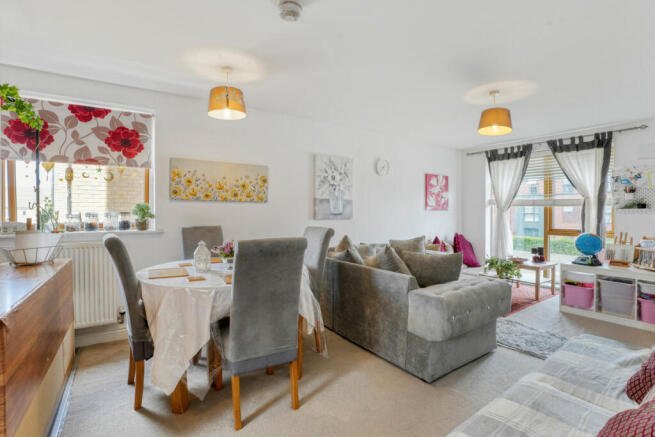 2 bed property, in Countess Way, £220,000
