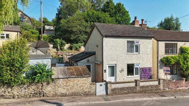 2 bed property, in Main Road, £300,000