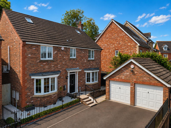 4 bed property, in Yew Tree Wood, £640,000