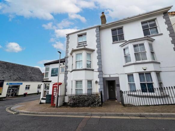 2 bed property, in Queen Street, £180,000