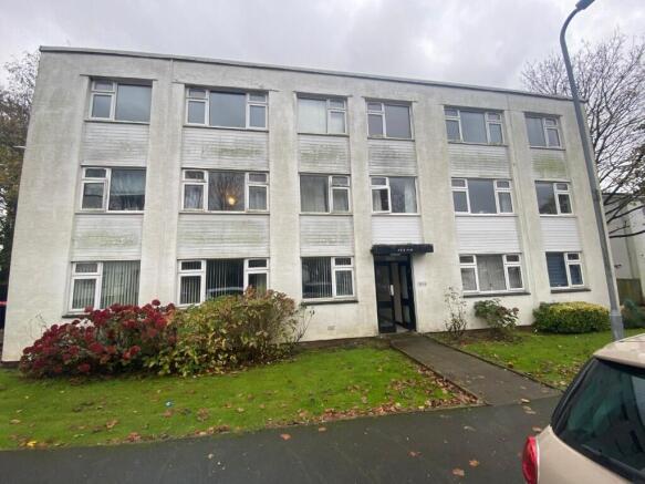 1 bed property, in Llanishen Court, £115,000
