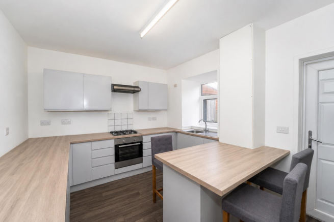 3 bed property, in Cemetery Road, £130,000