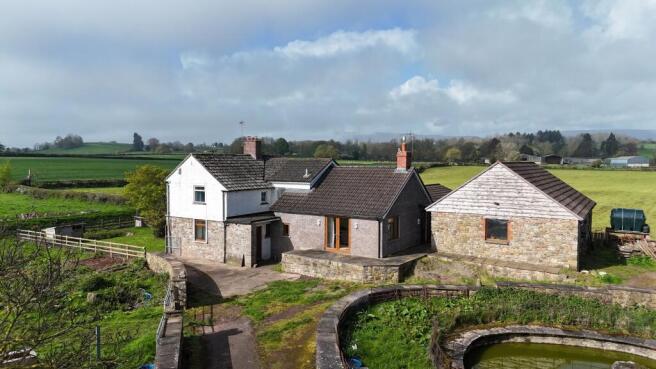 3 bed property, in Llanvair Kilgeddin, £499,950