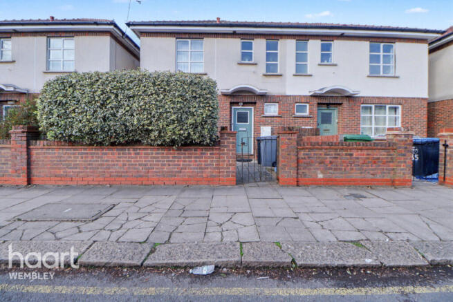 2 bed property, in Quainton Street, £450,000