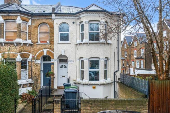 2 bed property, in Whiteley Road, £325,000