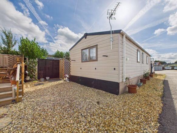 2 bed property, in Tewkesbury Road, £35,000