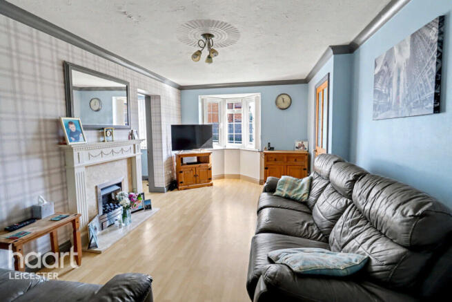 4 bed property, in Meadowsweet Road, £330,000