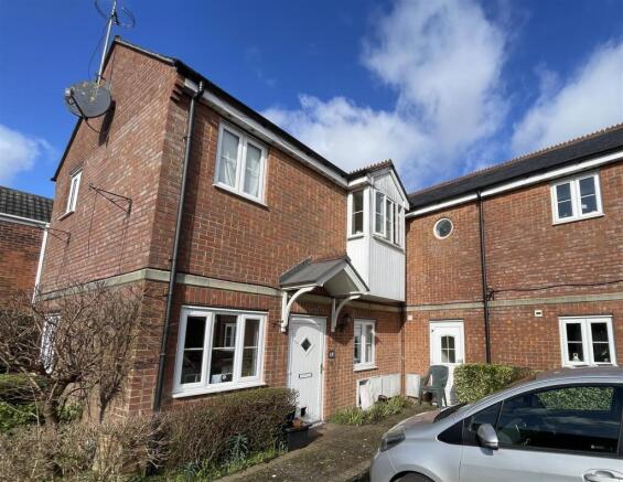 1 bed property, in Windsor Road, £100,000
