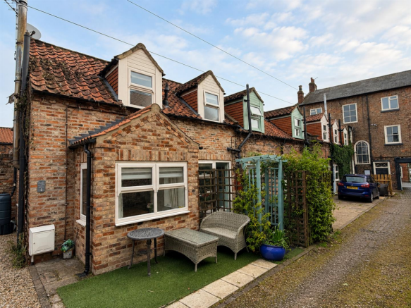 2 bed property, in Kirkgate Mews, £235,000