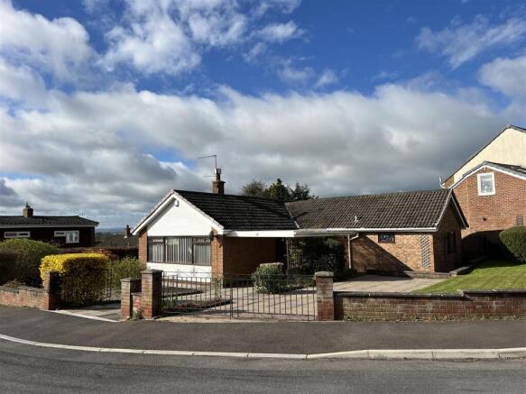 3 bed property, in Twinsburn Road, £275,000