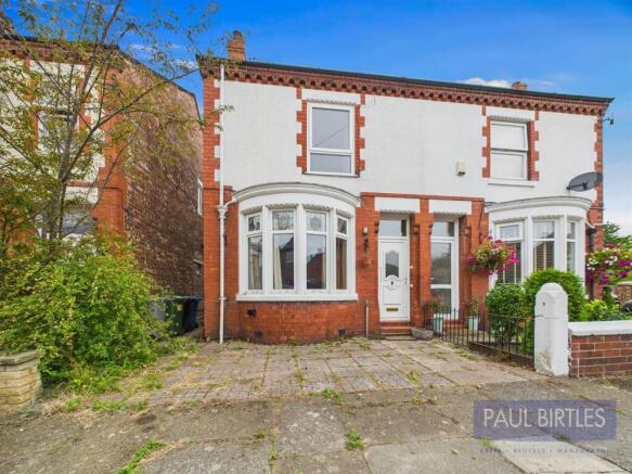 3 bed property, in The Crescent, £350,000