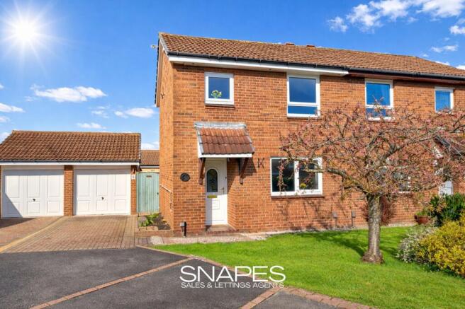 2 bed property, in Bridgend Close, £275,000