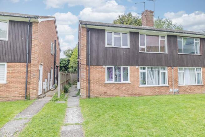 2 bed property, in Raymond Avenue, £240,000