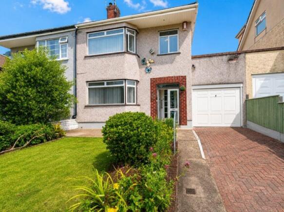 3 bed property, in Arbutus Drive, £500,000