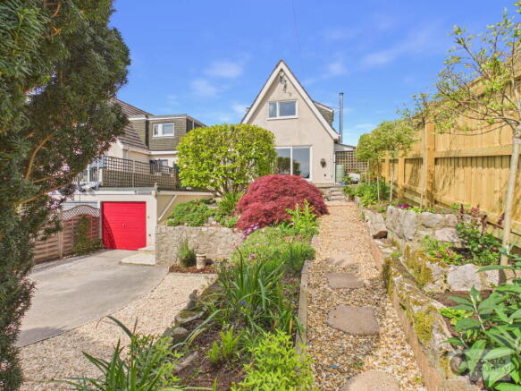 3 bed property, in Manor Road, £400,000