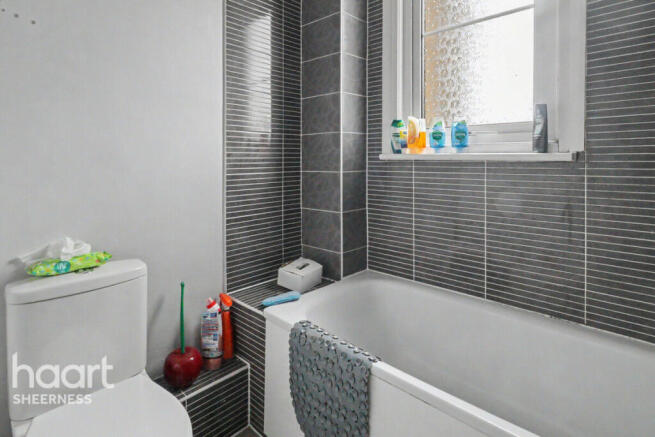1 bed property, in Winstanley Road, £100,000