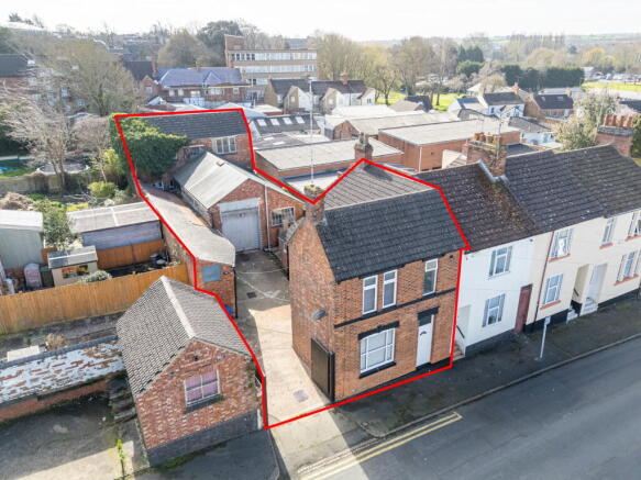 2 bed property, in Cromwell Road, £325,000