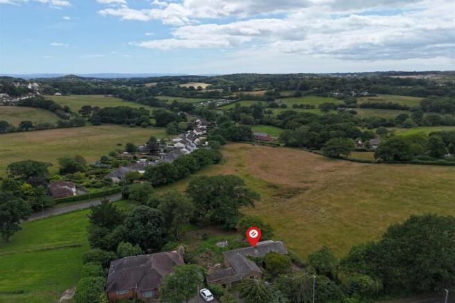 3 bed property, in Corfe Mullen, £425,000