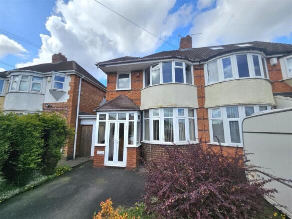 3 bed property, in Hobs Moat Road, £270,000
