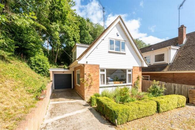3 bed property, in Park Crescent, £560,000