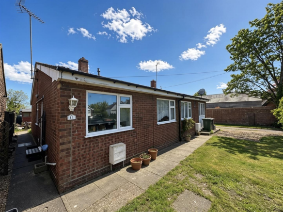 2 bed property, in Wellhead Road, £300,000