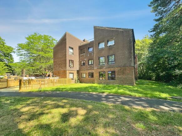 2 bed property, in Dawsmere Close, £220,000