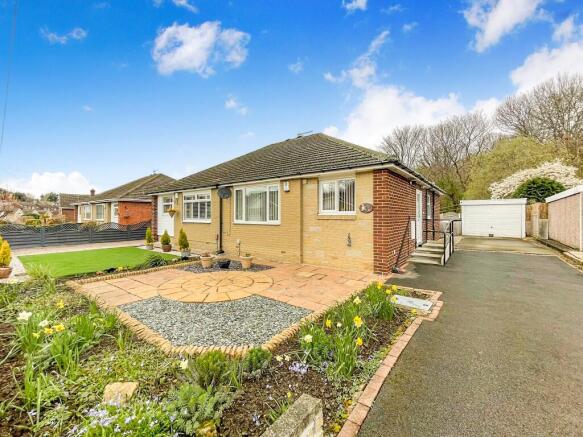 2 bed property, in Fenay Lea Drive, £215,000