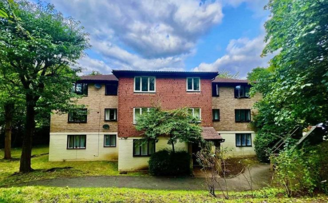 1 bed property, in Fairbairn Close, £160,000