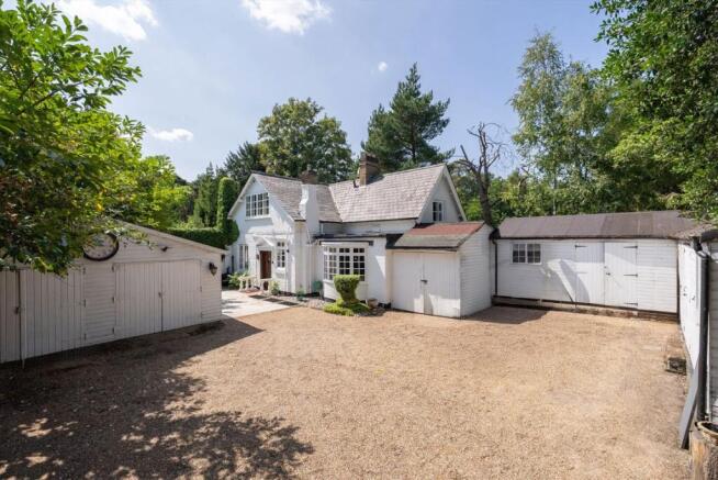 3 bed property, in Byfleet Road, £1,000,000