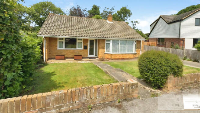 2 bed property, in The Crescent, £425,000