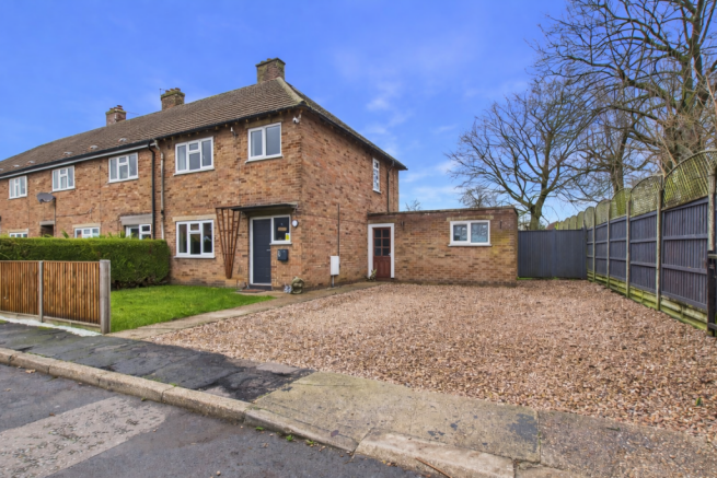3 bed property, in 6 St. Michaels Close, £240,000