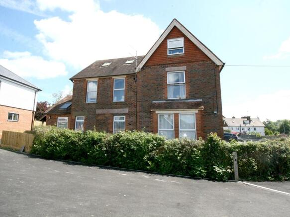 5 bed property, in Green Hedges, £599,995