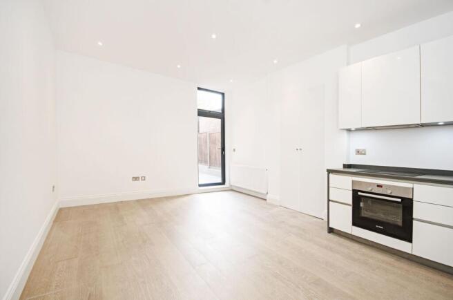 1 bed property, in Fordwych Road, £300,000