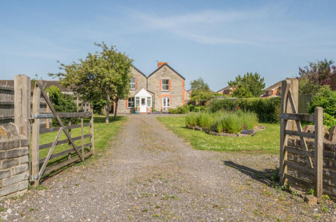 5 bed property, in Brooks Road, £485,000