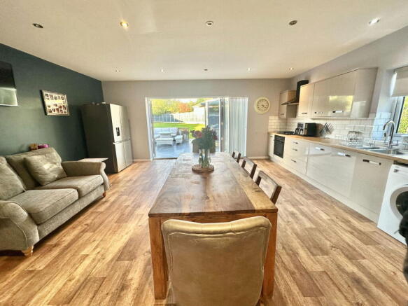 4 bed property, in Essendine Crescent, £550,000