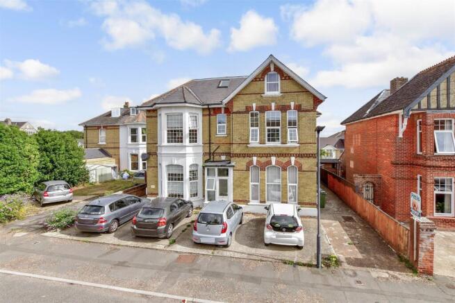 2 bed property, in Grove Road, £80,000