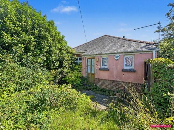 2 bed property, in 2 Heather Road, £150,000