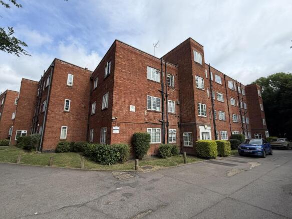 3 bed property, in 25 Garden Close, £195,000