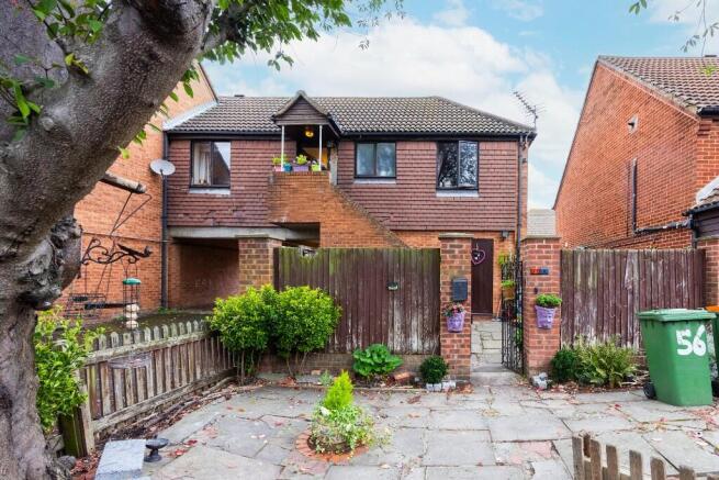 1 bed property, in Kirkham Road, £165,000