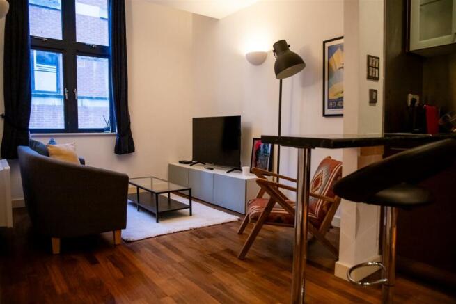 1 bed property, in Park Row, £145,000