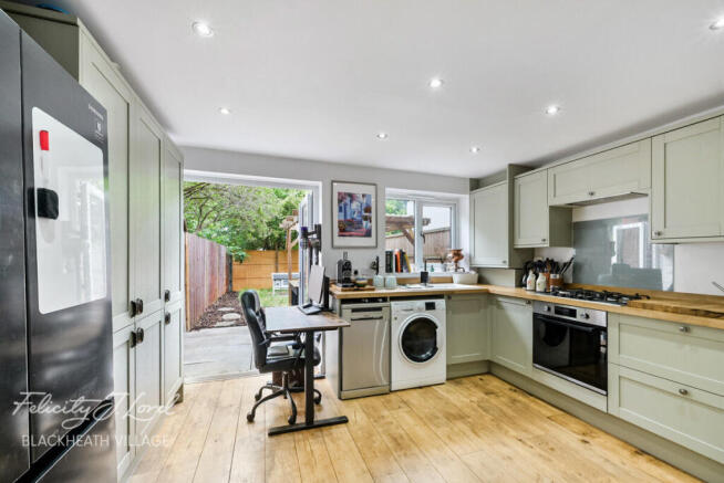 2 bed property, in Hither Farm Road, £465,000