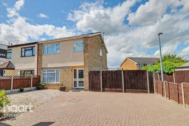 3 bed property, in The Approach, £375,000