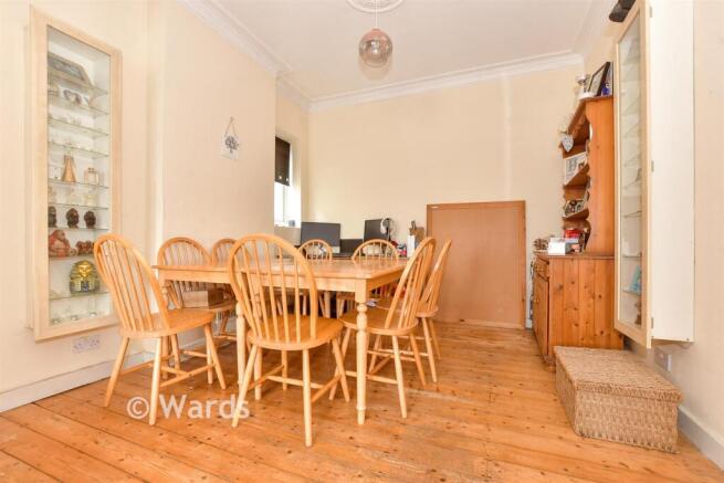 5 bed property, in Bournemouth Drive, £410,000
