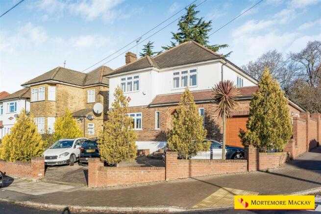 4 bed property, in Manor Drive, £1,275,000