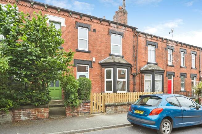5 bed property, in Sholebroke Mount, £325,000