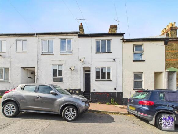 3 bed property, in Castle Road, £190,000