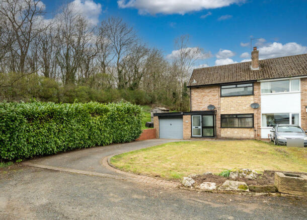 4 bed property, in Meadow Way, £285,000