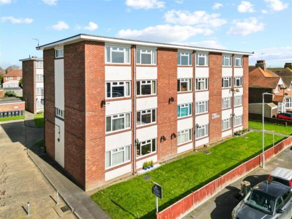 2 bed property, in Roselands Avenue, £175,000