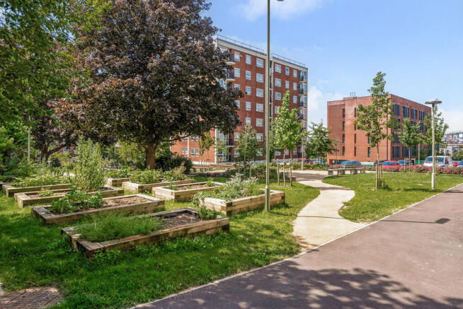 2 bed property, in Earle House, £140,000