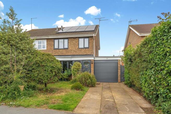 3 bed property, in Aston Close, £360,000